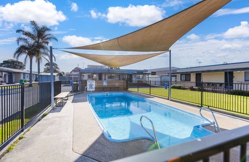 Lakes Entrance House | 300m from the foreshore and the footbridge to 90 Mile Beach