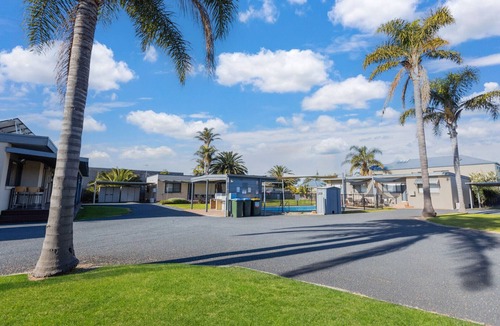 Lakes Entrance House | 300m from the foreshore and the footbridge to 90 Mile Beach