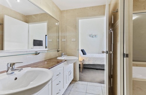 Tea Gardens Apartment | 309 The Boathouse, TOP NOTCH