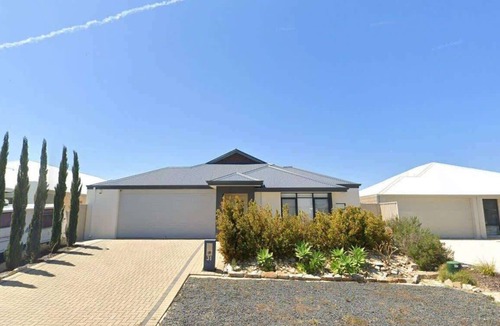 Secret Harbour House | 31 Kids, Coast & Chill - 4BR Parking & Theatre Rm