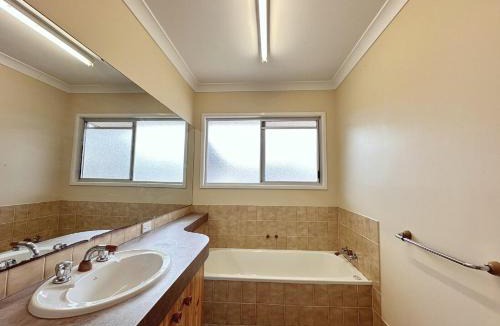 Moranbah Apartment | 31 Leichhardt Dr Relaxing 3Bed Home