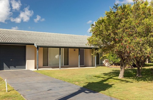 Forster House | 32 Colliton Parade - A stroll to north One Mile Beach.