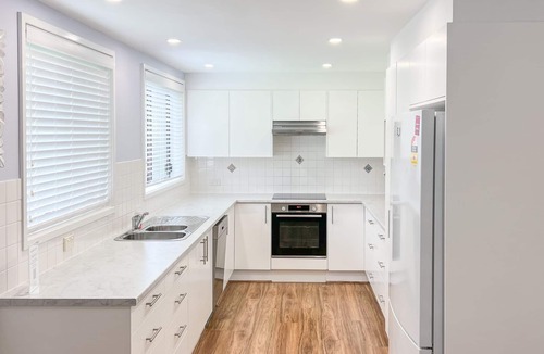 Shoal Bay House | 32 Degrees South, 40 Government Rd - Pet Friendly, Linen, Air Con, WiFi