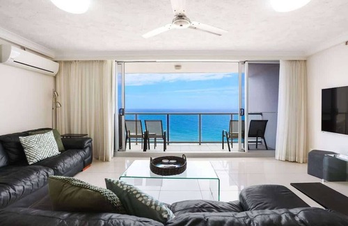 Surfers Paradise Apartment | 32B Peninsula Ocean Views Near Cavill Mall