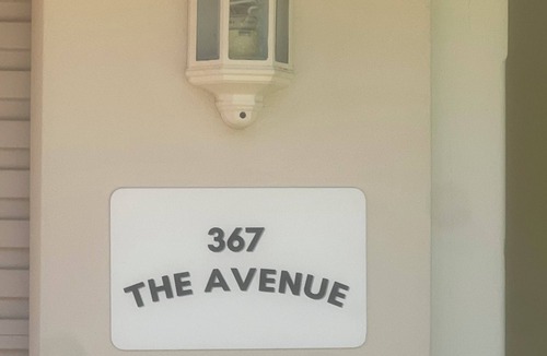 Harvey House | 367 The Avenue - walking distance to town, private