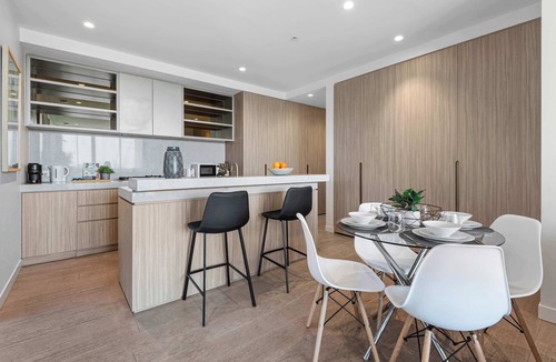 Port Melbourne Apartment | 3BD beachside resort with parking, views and pool