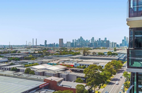 Port Melbourne Apartment | 3BD beachside resort with parking, views and pool