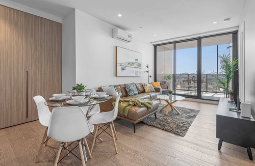 Port Melbourne Apartment | 3BD beachside resort with parking, views and pool