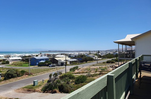 Middleton House | 3BR Beach House Sleeps 8 – Fire Pit, Ocean Views, 250m to Sand | Ideal for Extended Stays