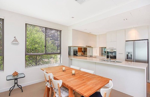 Victor Harbor Apartment | 3BR Breeze Beachfront Apt no 1 – Esplanade Views, Balcony, Secure Parking | Ideal for Extended Stays