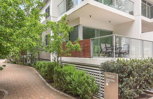 Victor Harbor Apartment | 3BR Breeze Beachfront Apt no 1 – Esplanade Views, Balcony, Secure Parking | Ideal for Extended Stays