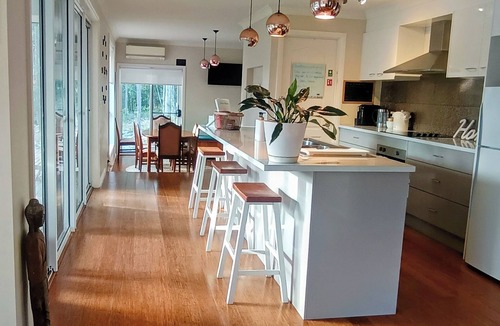 North Batemans Bay House | 3BR Bushland Retreat, Relax/Professional Stay–near the bay & CBD/Private Deck