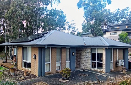 North Batemans Bay House | 3BR Bushland Retreat, Relax/Professional Stay–near the bay & CBD/Private Deck