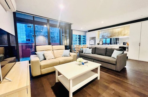 Melbourne Central Business District Apartment | 3BR City View Apartment CBD