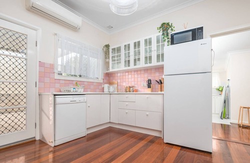 Geraldton House | 3BR Coastal Cottage | Private Garden | Beach Walk