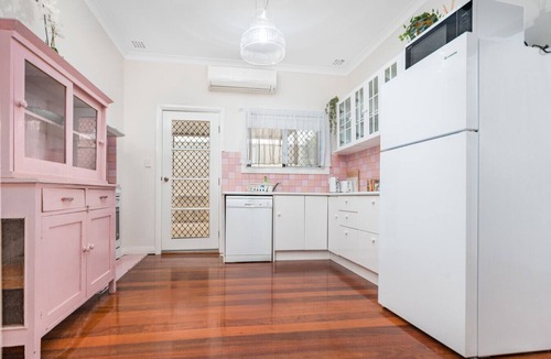 Geraldton House | 3BR Coastal Cottage | Private Garden | Beach Walk
