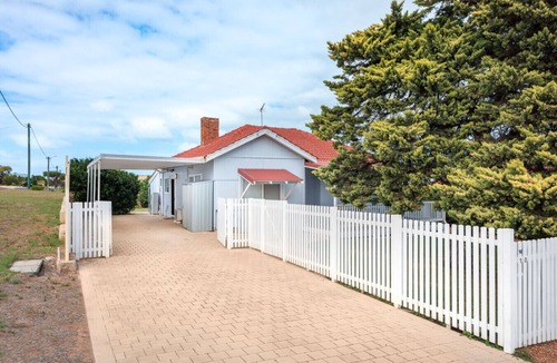 Geraldton House | 3BR Coastal Cottage | Private Garden | Beach Walk