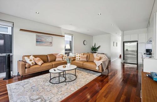 North Fremantle House | 3BR Coastal Retreat Ocean & Bay with Workspace