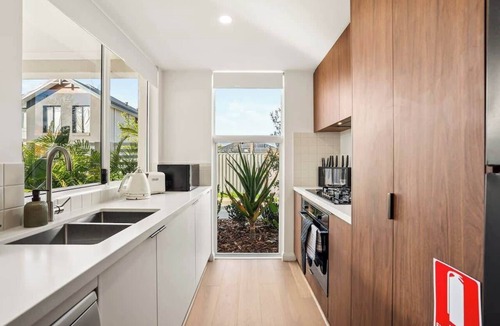 Doubleview House | 3BR Family Home Near Scarborough Beach Perth