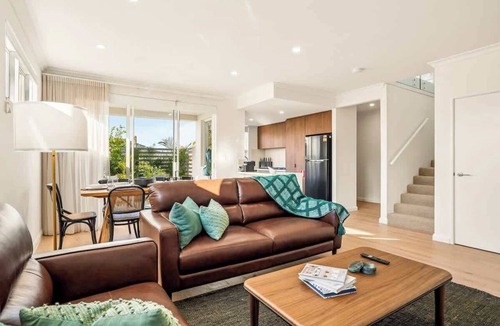 Doubleview House | 3BR Family Home Near Scarborough Beach Perth