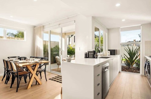 Doubleview House | 3BR Family Home Near Scarborough Beach Perth