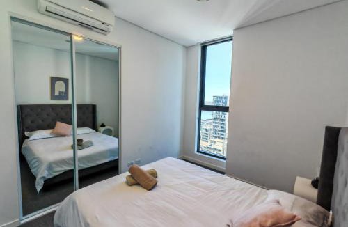 Wentworth Point Apartment | 3BR Heart of Wentworth Point with Views