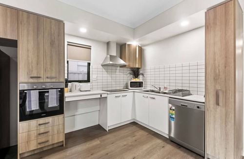 Mambourin House | 3BR Home Near Werribee Plaza w/Free Parking + Free Wifi