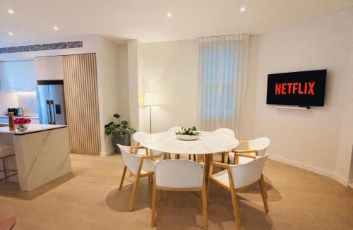 Newcastle West House | 3BR Newcastle Interchange Residence - CBD & Honeysuckle