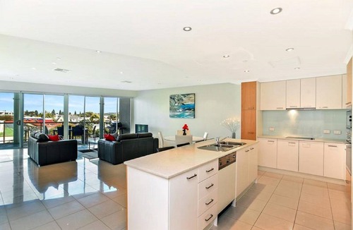 Victor Harbor Apartment | 3BR Penthouse w/Ocean Views – Pool, Spa Bath, Tennis Court & Secured Parking | Ideal for Extended Stays
