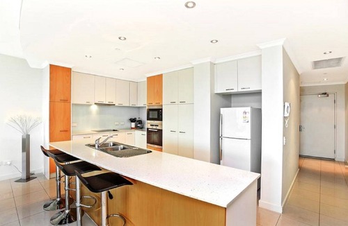 Victor Harbor Apartment | 3BR Penthouse w/Ocean Views – Pool, Spa Bath, Tennis Court & Secured Parking | Ideal for Extended Stays