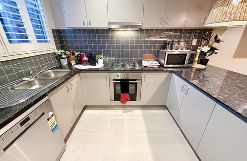 Maribyrnong House | 3BR Townhouse w LivingRm Kitchen Laundry Parking Trams Highpt 6min City 18min