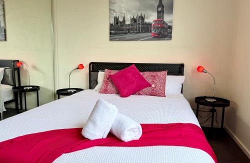 Maribyrnong House | 3BR Townhouse w Living Room Full Kitchen Laundry Internet Free Parking Trams Highpoint 6min City CBD 18min