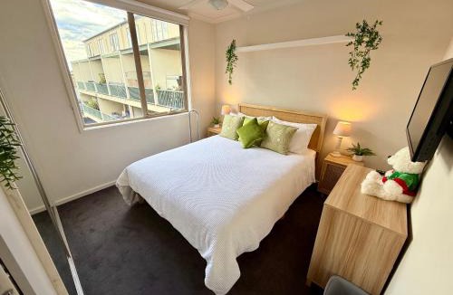 Maribyrnong House | 3BR Townhouse w Living Room Full Kitchen Laundry Internet Free Parking Trams Highpoint 6min City CBD 18min