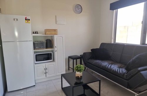 Braitling Apartment | 3km from CBD. 4-year-old, modern, self-contained unit with a homely touch.