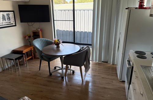 Bibra Lake Apartment | 3x1 unit at back of main house