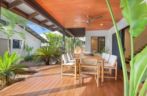 Cable Beach House | 4 Bedroom 2 Bathroom Luxury House with Pool (Sleeps 10)