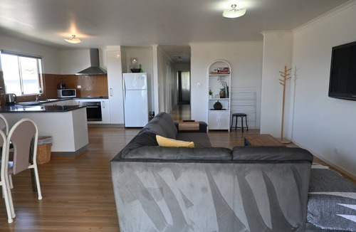 Port Lincoln House | 4 Bedroom 2 Bathroom Elevated & Modern Home - Sweeping views + Free Wifi!