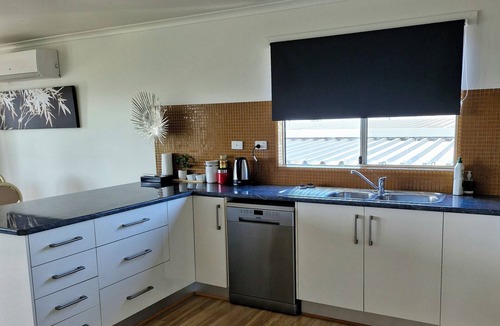 Port Lincoln House | 4 Bedroom 2 Bathroom Elevated & Modern Home - Sweeping views + Free Wifi!