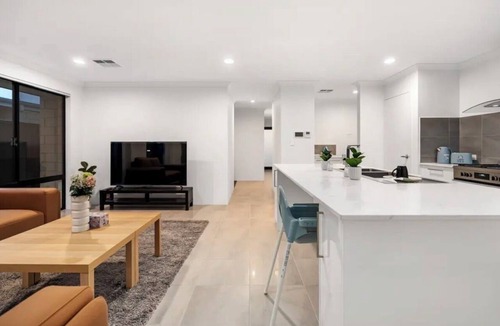 Madora Bay House | 4-bedroom brand new house ,relaxing stays walking distance to Madora bay beach