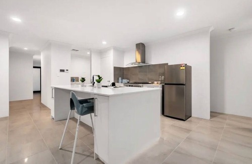 Madora Bay House | 4-bedroom brand new house ,relaxing stays walking distance to Madora bay beach