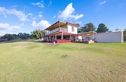 Adelaide House | 4-Bedroom Getaway with Panoramic Views and Close to Barossa Valley Attractions
