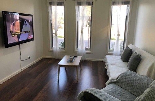 Pakenham House | 4 bedroom(s) House near Pakenham