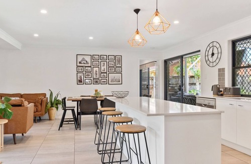 Maroochydore House | 4 bedrooms house, book 4 nights pay for 3 during low season