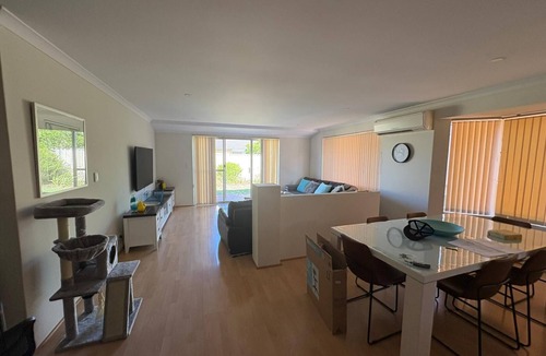 Bertram House | 4 bedrooms, theater and a big lounge retreat home