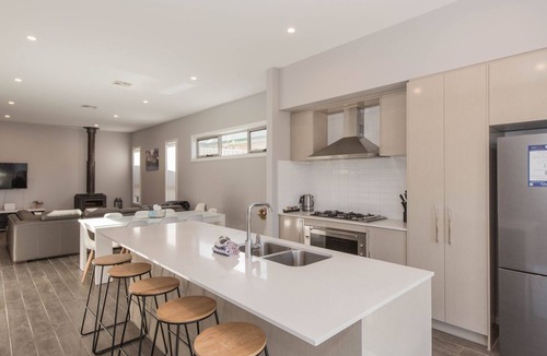 Jindabyne House | 43A Twynam Street - Spacious four bedroom home in central Jindabyne location