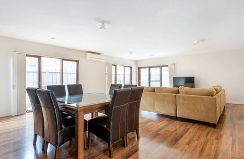 Truganina House | 476 m² House ∙ 5 bedrooms ∙ 8 guests