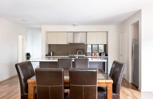 Truganina House | 476 m² House ∙ 5 bedrooms ∙ 8 guests