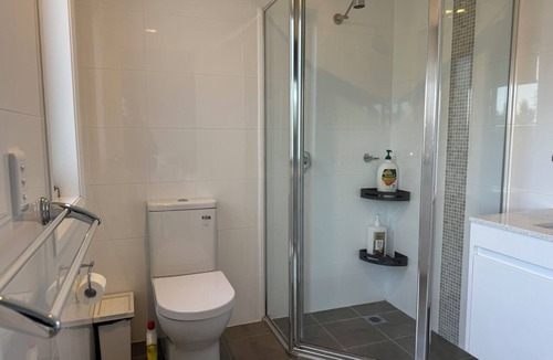Penrith Bed & Breakfast | 4BR 3Baths Walk to Train, Westfield & Sydney International Regatta Centre