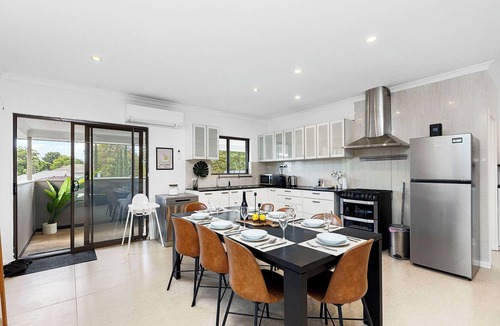 Carlisle House | 4BR Carlisle Stay Near Airport & Stadium Sleeps 8