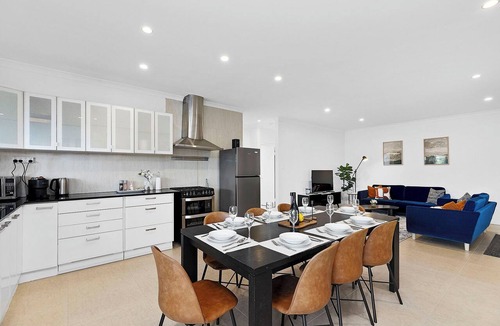 Carlisle House | 4BR Carlisle Stay Near Airport & Stadium Sleeps 8